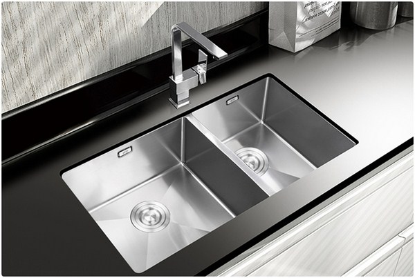 Không gian nhà bếp sang trọng cùng chậu rửa bát