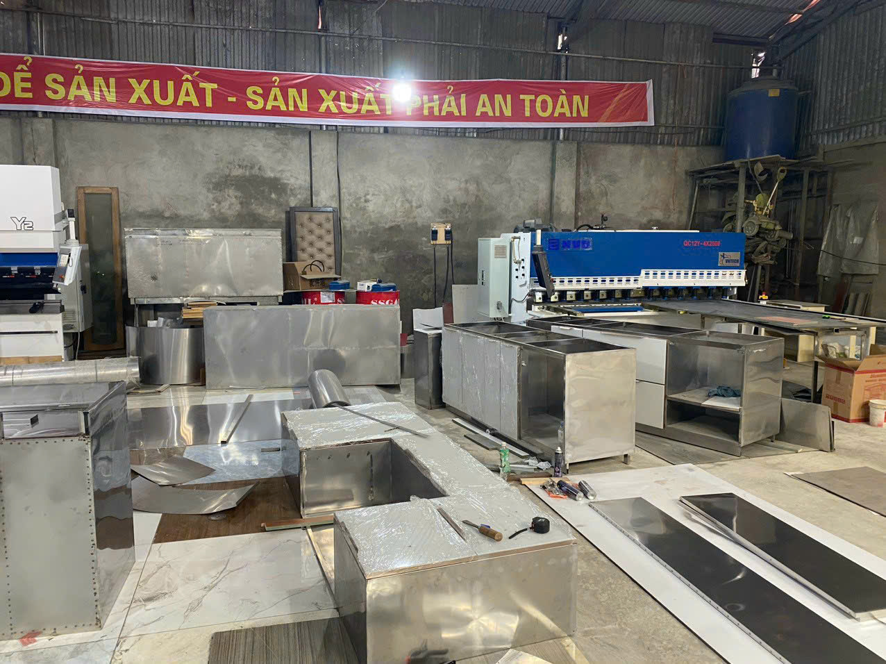 Cách chọn tủ bếp in ox cánh kính